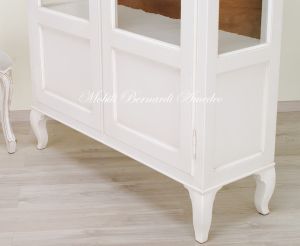 Classic wooden display cabinet with 2 doors and curved legs, two-tone white and wood-coloured finish